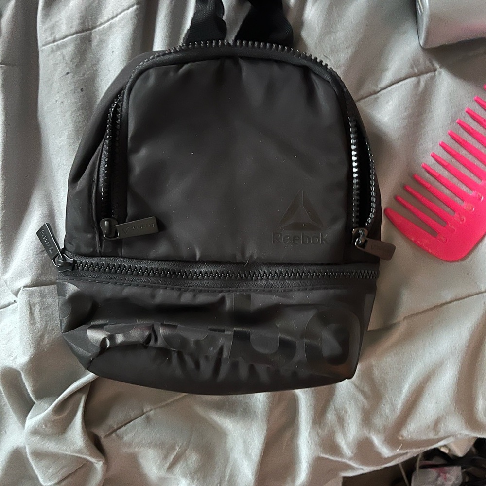 Reebok black bag w two straps that age adjustable , 2 compartments